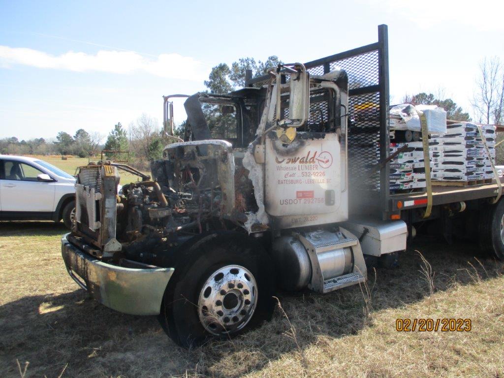 2006 Peterbilt 335 Flatbed - Image 3