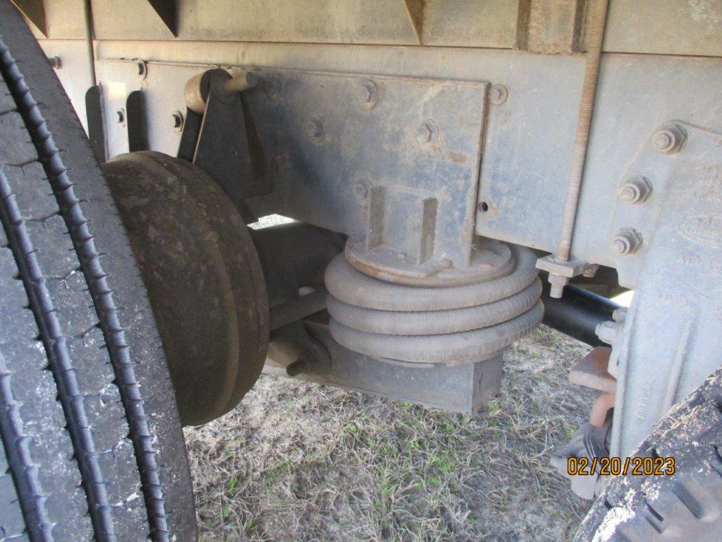 2006 Peterbilt 335 Flatbed - Image 6