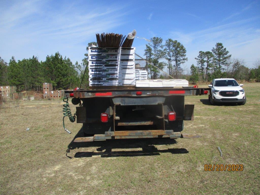 2006 Peterbilt 335 Flatbed - Image 8