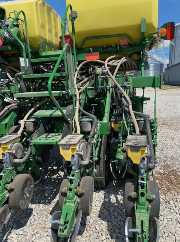 2022 John Deere 1795 Planter - Image 2
