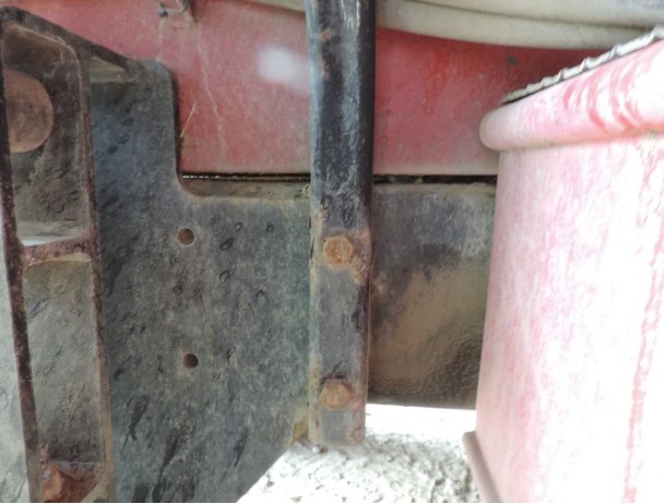 1998 Apache 560 Sprayer - Image 13