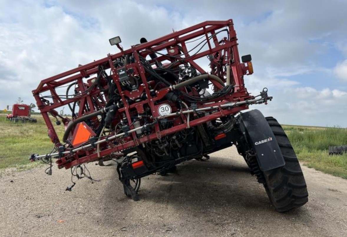 2017 CASE IH 4440 Sprayer - Image 2