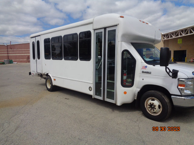 2017 Ford E-450 Forest River Starcraft Shuttle Bus - Image 31