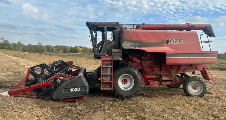 Case IH 1620 Combine and Case 1020 Head