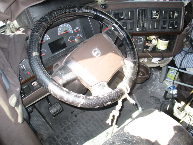 2015 Volvo VNL Truck - Image 2