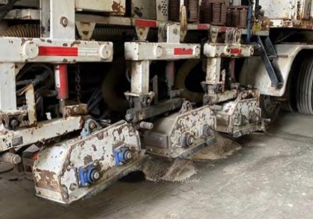 2006 Auto Car Expeditor with Line Removal/Saw Cutting Truck - Image 4