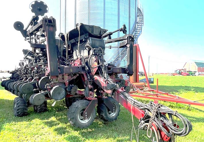 2009 White 8831 Planter - Image 2