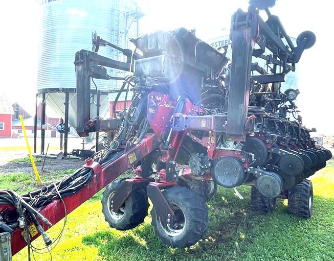 2009 White 8831 Planter - Image 3