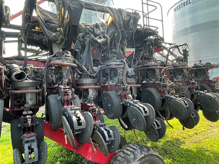 2009 White 8831 Planter - Image 4