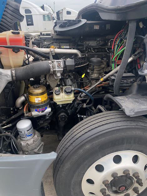 2016 Freightliner Cascadia - Image 3