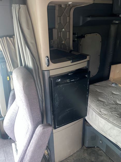 2016 Freightliner Cascadia - Image 8