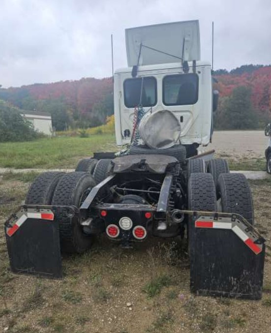 2020 Freightliner Cascadia - Image 2