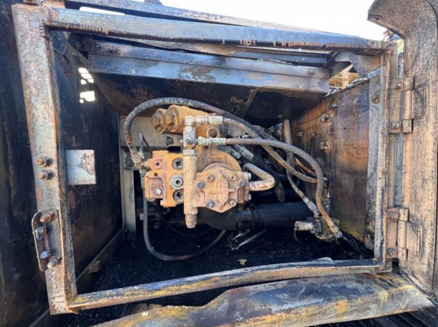 Komatsu PC220LC Excavator - Image 12