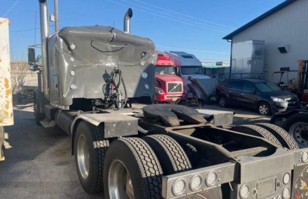 1999 Freightliner Long Conventional w/Sleeper - Image 3