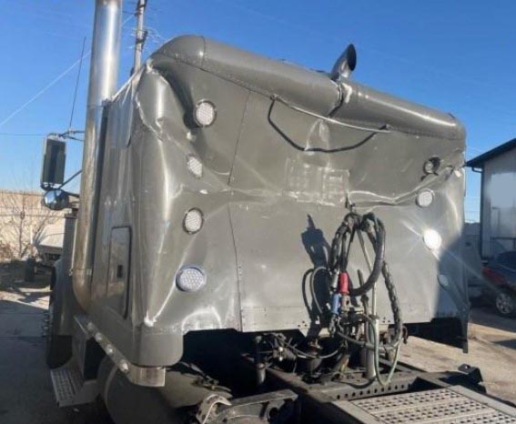 1999 Freightliner Long Conventional w/Sleeper - Image 5