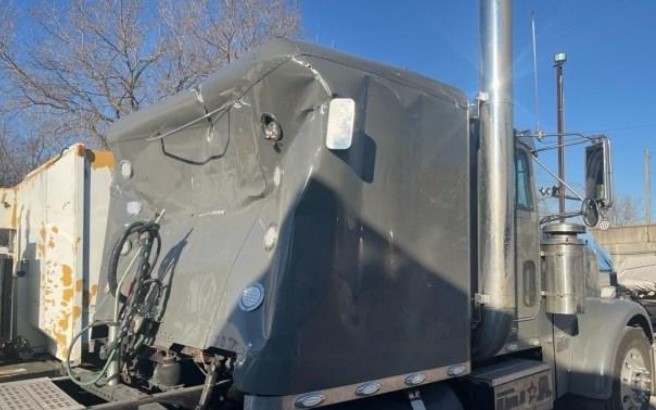 1999 Freightliner Long Conventional w/Sleeper - Image 6