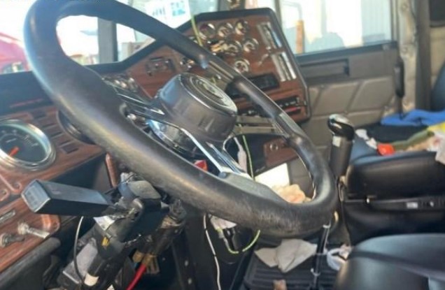 1999 Freightliner Long Conventional w/Sleeper - Image 7