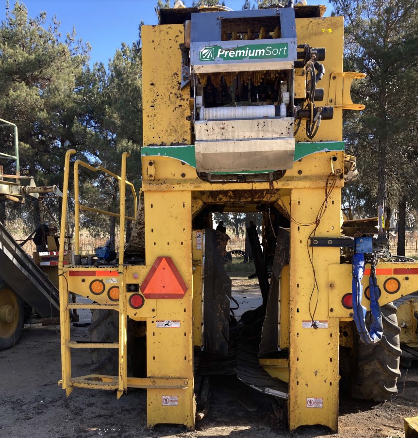 2018 OXBO 6120 Grape Harvester - Image 2