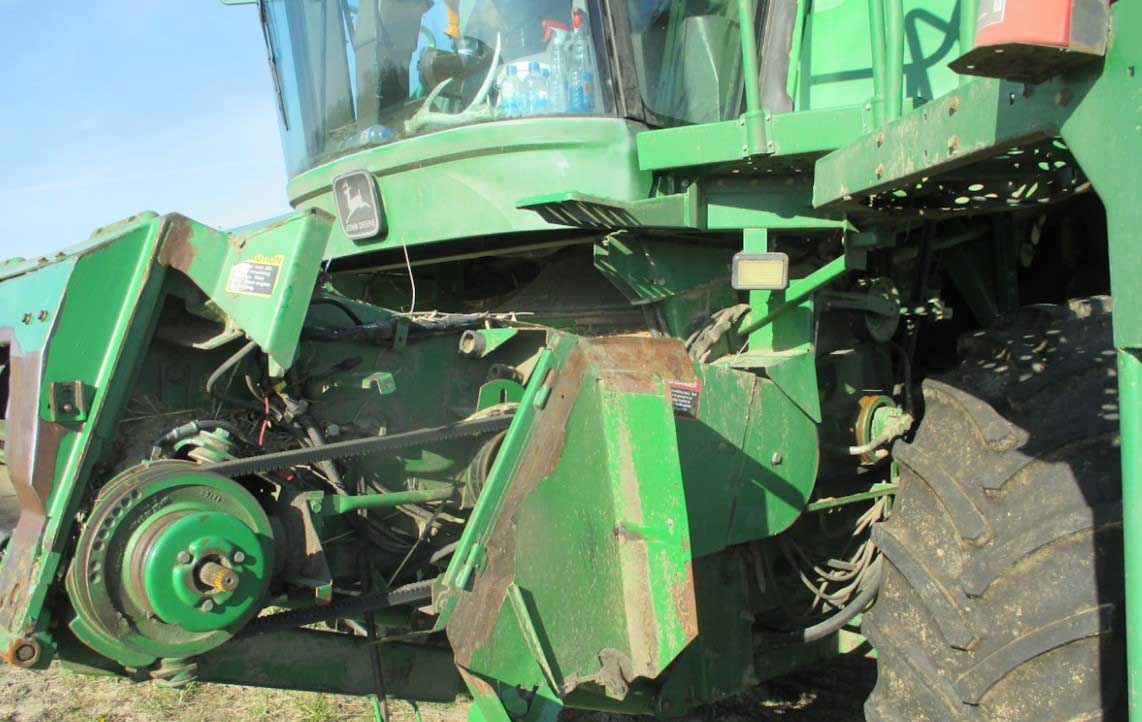 2001 John Deere 9650 Combine - Image 11