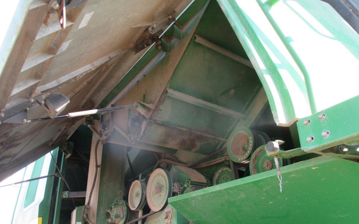 2001 John Deere 9650 Combine - Image 13