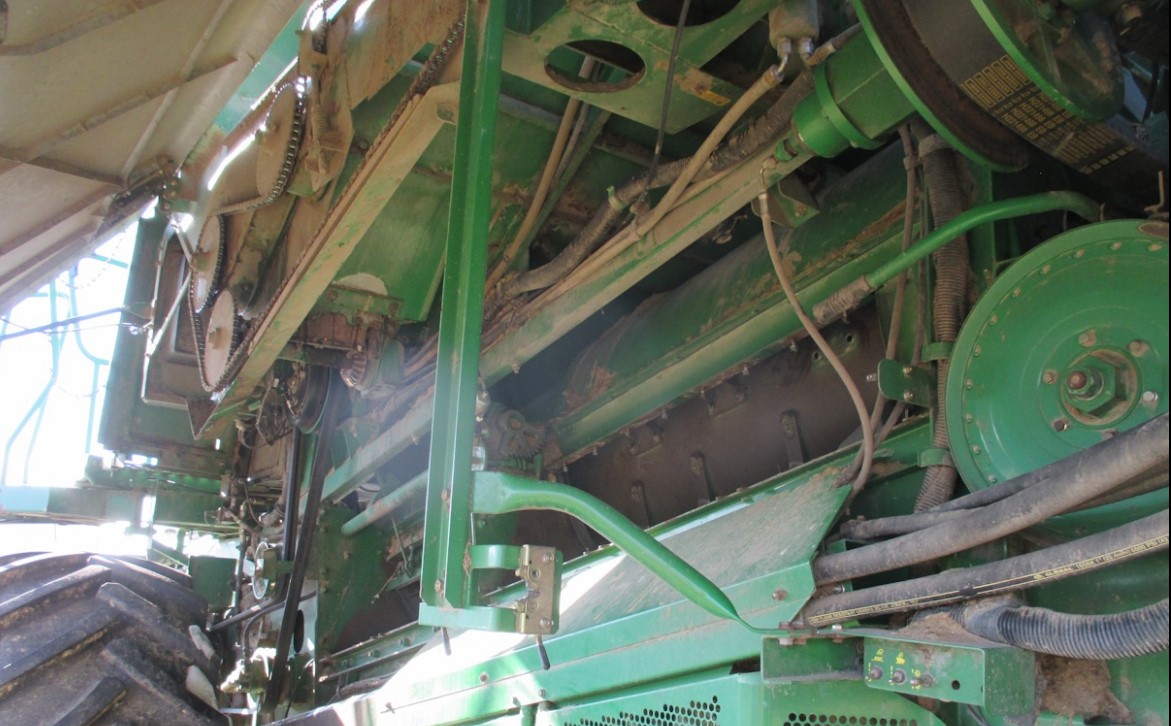 2001 John Deere 9650 Combine - Image 18