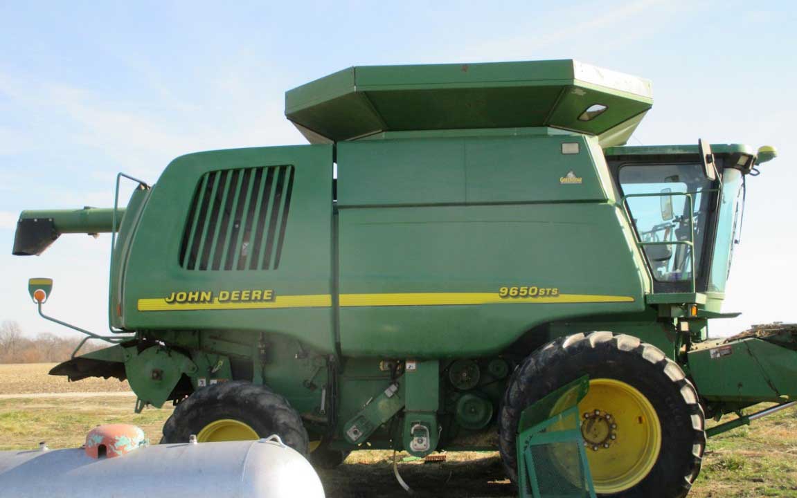 2001 John Deere 9650 Combine - Image 3