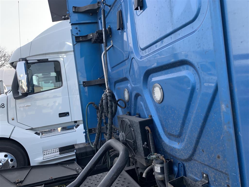 2020 Freightliner Cascadia - Image 10