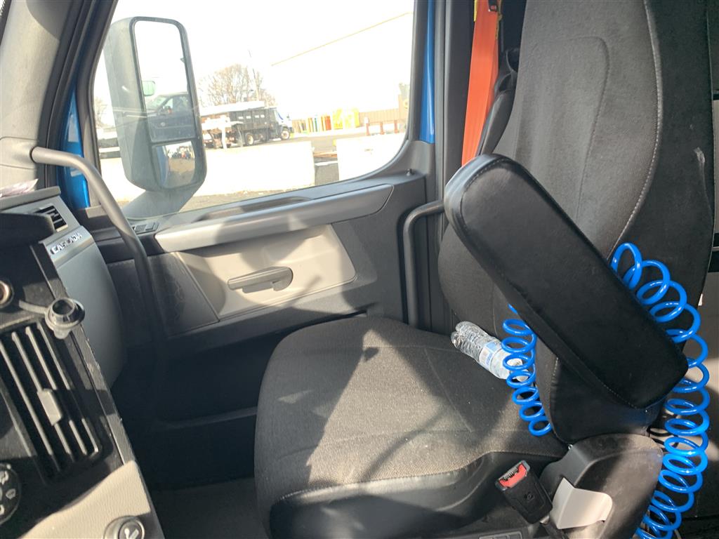 2020 Freightliner Cascadia - Image 12