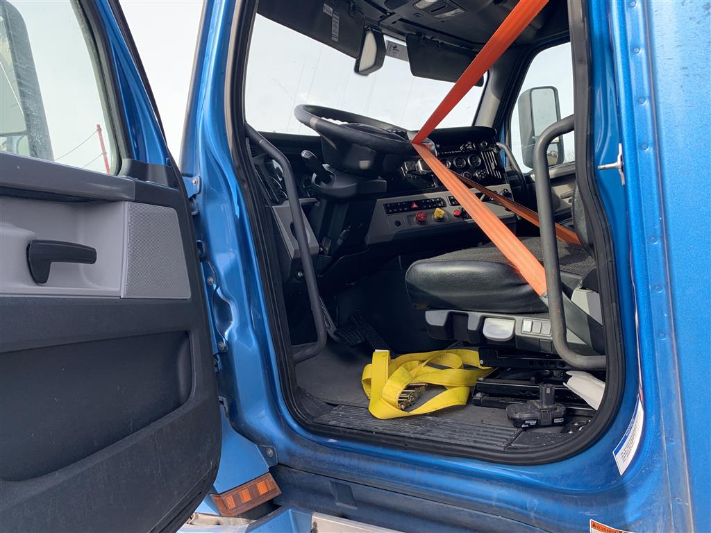 2020 Freightliner Cascadia - Image 13