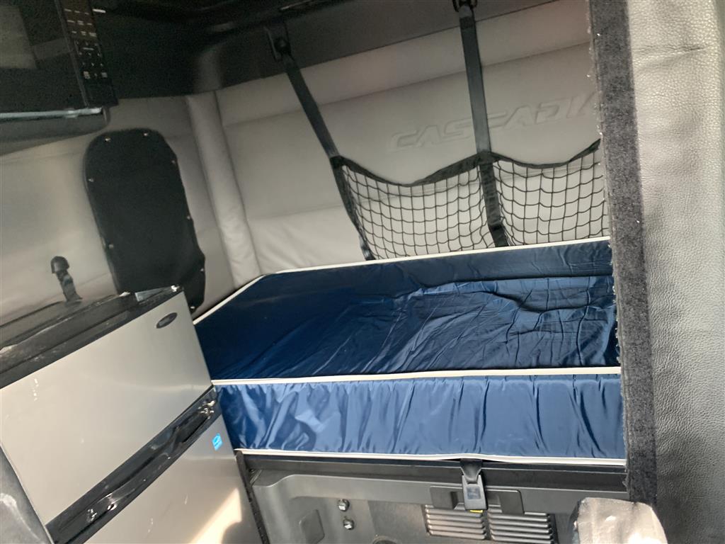 2020 Freightliner Cascadia - Image 14