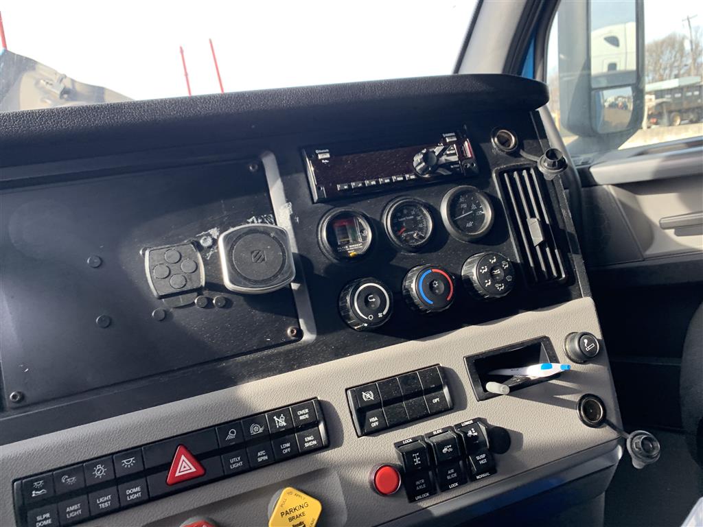 2020 Freightliner Cascadia - Image 17