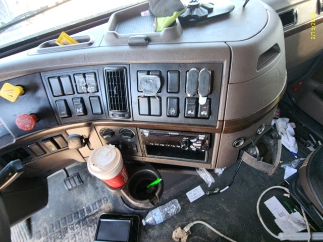 2018 Volvo VNL760 Sleeper Cab - Image 12