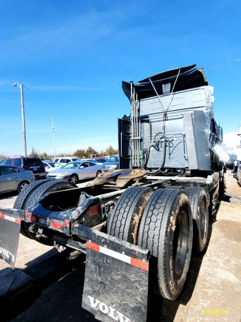2018 Volvo VNL760 Sleeper Cab - Image 3