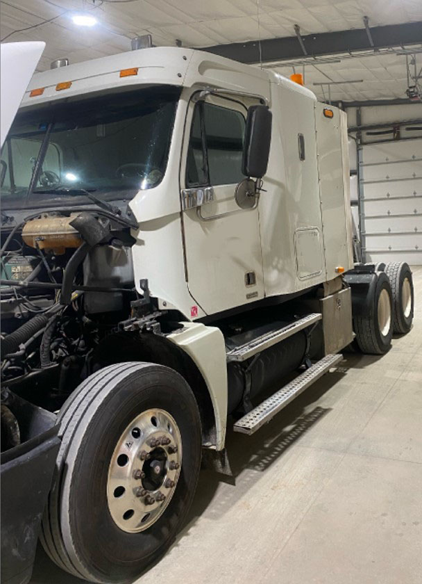 2001 Freightliner CST120 - Image 5