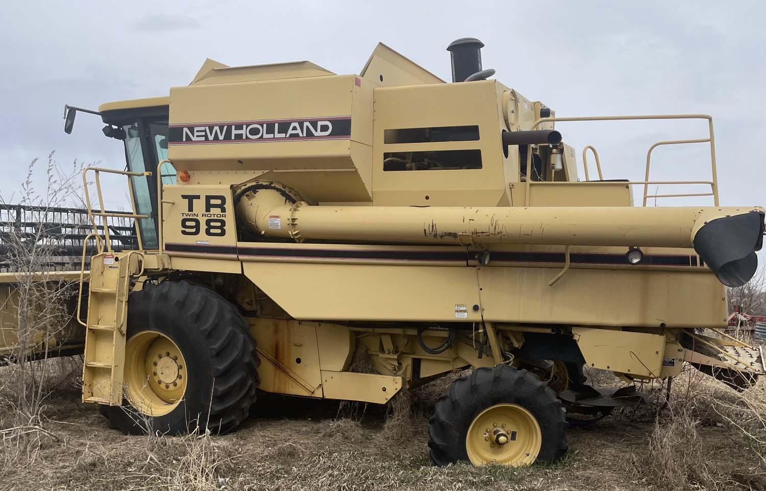 1997 New Holland TR98 Combine - Image 2