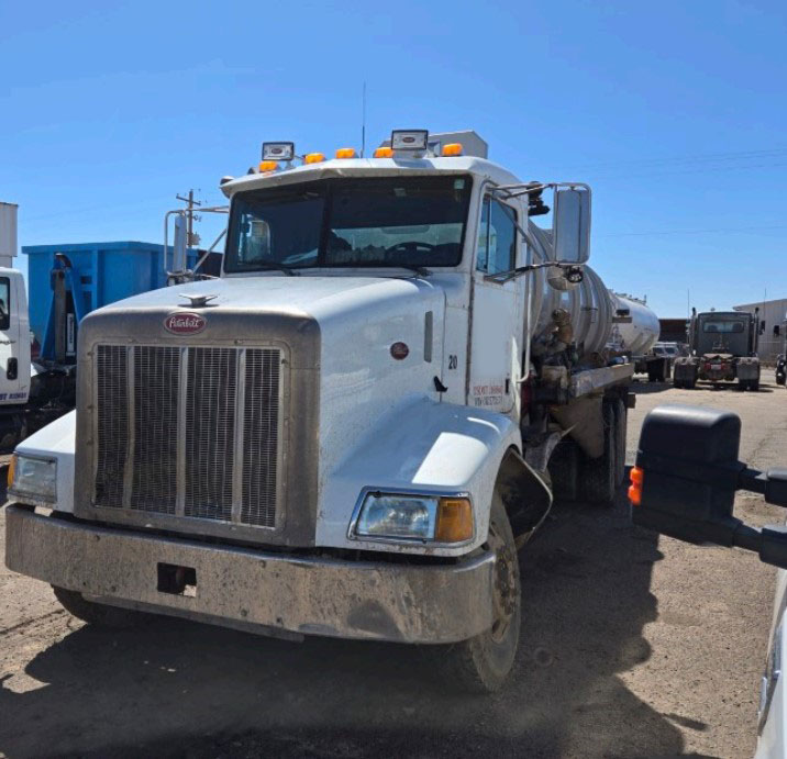 2002 Peterbilt 379 Water Truck - Image 2