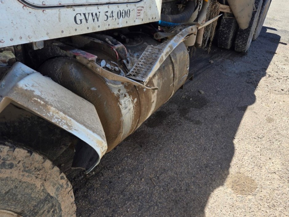 2002 Peterbilt 379 Water Truck - Image 11