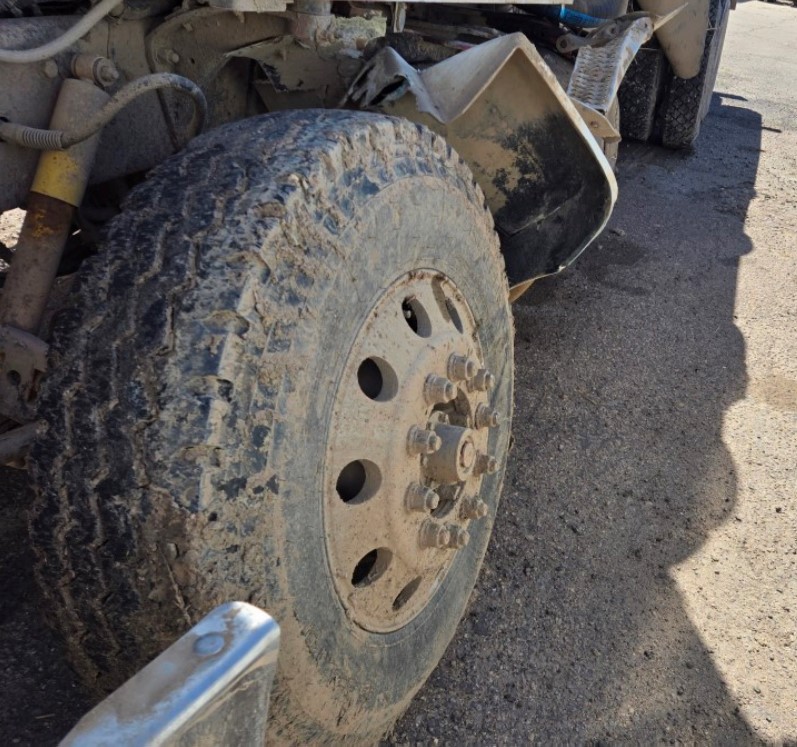 2002 Peterbilt 379 Water Truck - Image 19