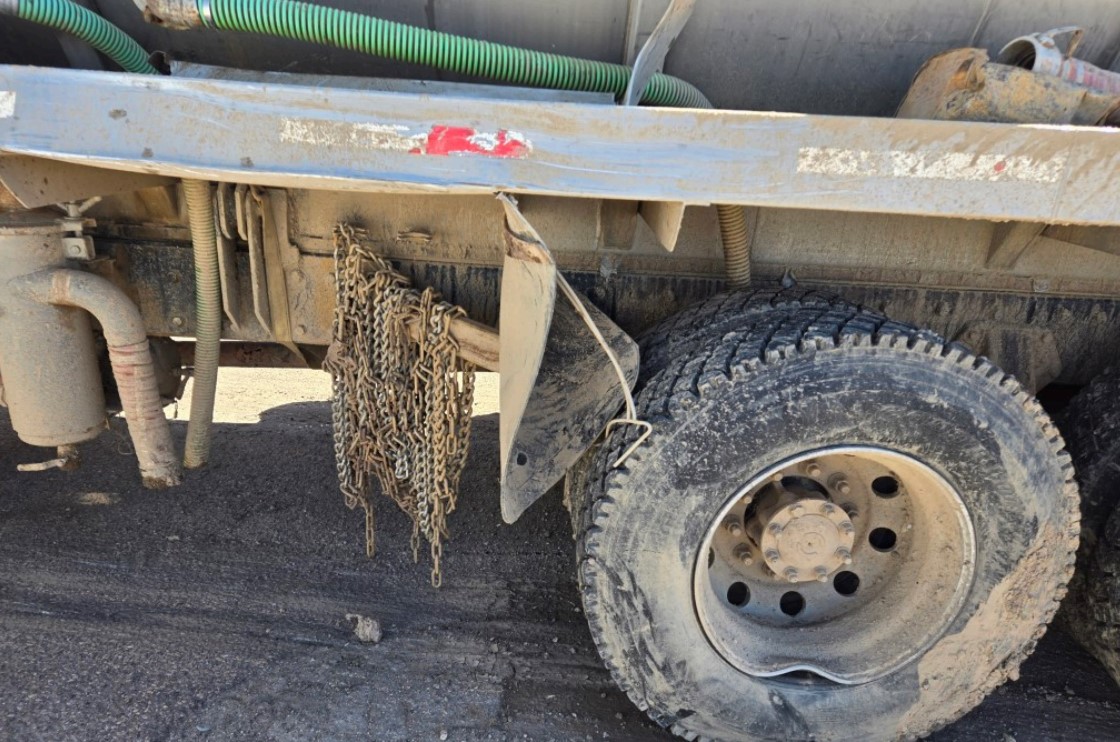 2002 Peterbilt 379 Water Truck - Image 25