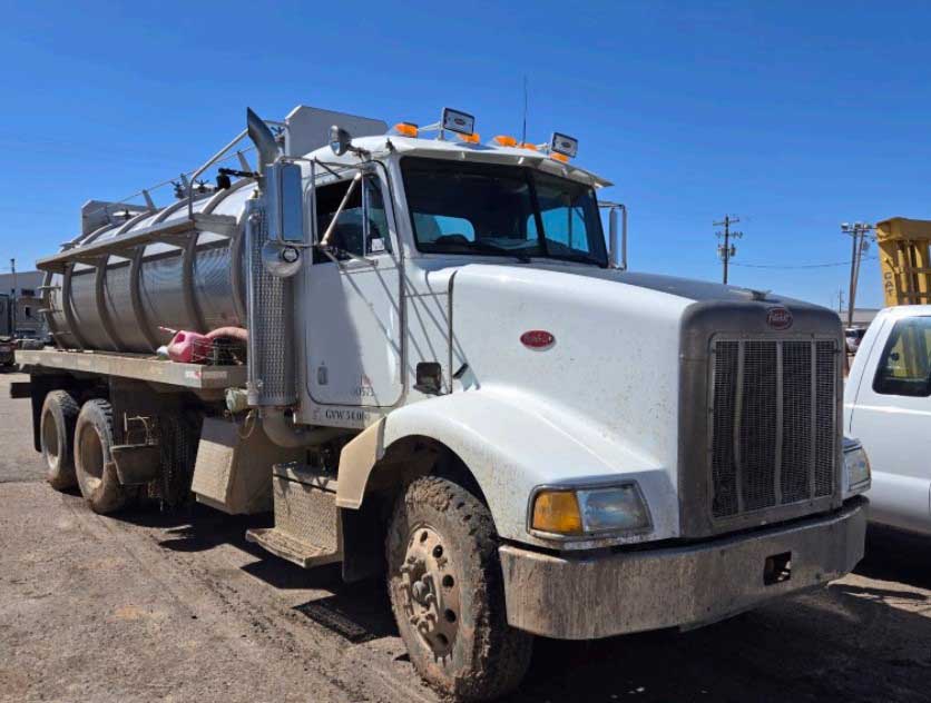 2002 Peterbilt 379 Water Truck - Image 4