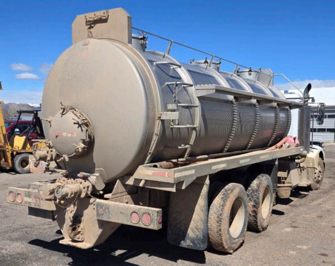 2002 Peterbilt 379 Water Truck - Image 5