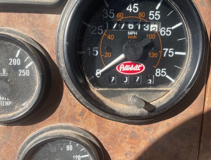 2004 Peterbilt 330 w/ 2000 Pulstar P3800 Pump Hoist - Image 11