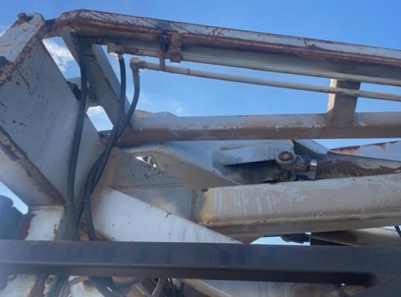 2004 Peterbilt 330 w/ 2000 Pulstar P3800 Pump Hoist - Image 19