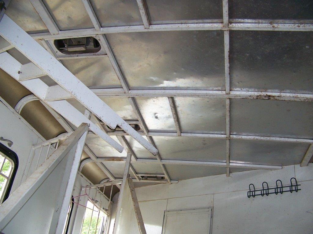 2004 Bison Alumasport Horse Trailer - Image 17