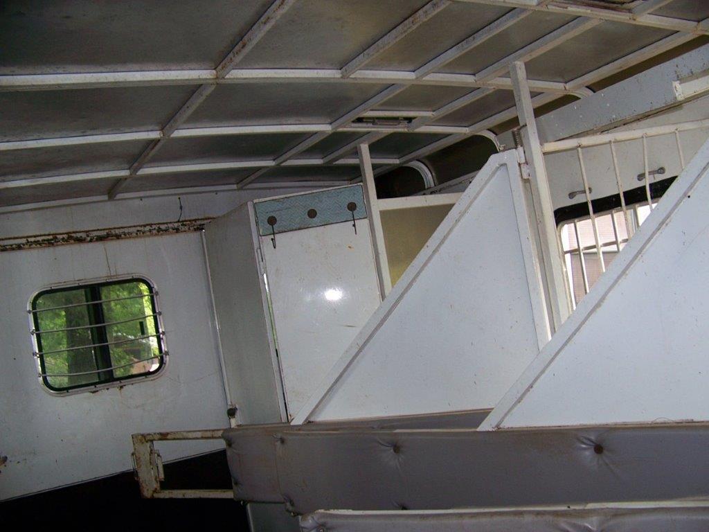 2004 Bison Alumasport Horse Trailer - Image 22