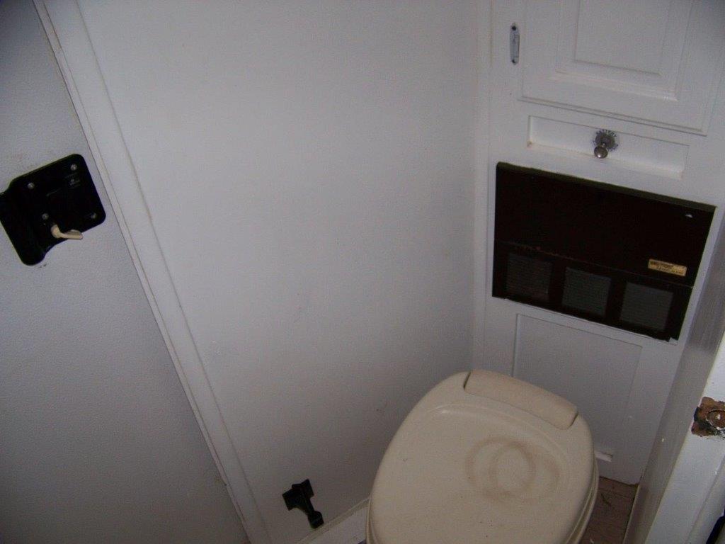 2004 Bison Alumasport Horse Trailer - Image 29