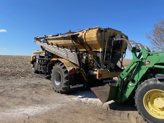 2015 Terragator 8300B Dry Fertilizer Spreader - Image 4