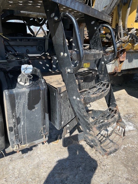 2015 Terragator 8300B Dry Fertilizer Spreader - Image 8