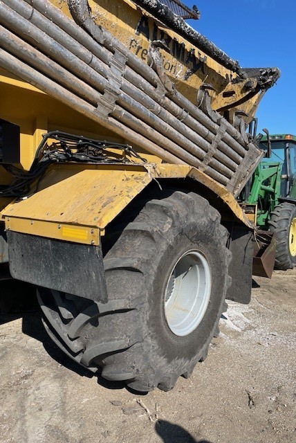 2015 Terragator 8300B Dry Fertilizer Spreader - Image 10