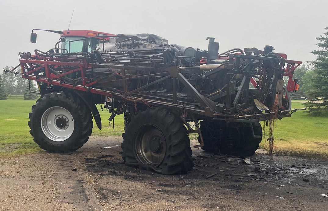 2009 Case IH 4420 Sprayer - Image 2